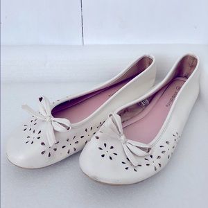 Xhilaration white flower cutout slip-on flats with bow kid’s girl’s size 5 shoes
